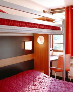 - une chambre avec des lits superposés et un bureau dans l'établissement Premiere Classe Dunkerque Est Armbouts Cappel, à Armbouts-Cappel