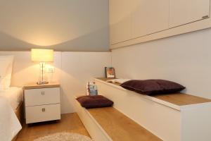 sypialnia z łóżkiem i stołem z lampką w obiekcie Luxury Maraschino Apartments w mieście Zadar