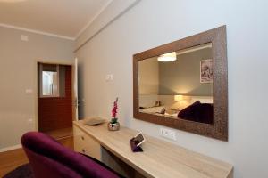 Pokój z toaletką i lustrem na ścianie w obiekcie Luxury Maraschino Apartments w mieście Zadar