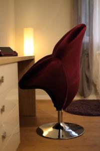 czerwone krzesło siedzące na stole w obiekcie Luxury Maraschino Apartments w mieście Zadar