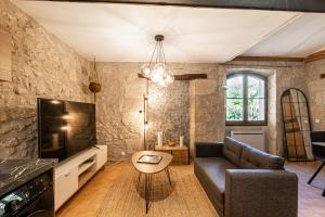 Televízia a/alebo spoločenská miestnosť v ubytovaní Superbe appartement, situé au cœur de la ville.
