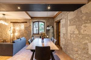 Posedenie v ubytovaní Superbe appartement, situé au cœur de la ville.