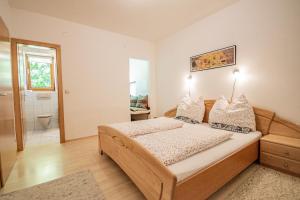 1 Schlafzimmer mit einem Bett und einem Bad in der Unterkunft Gästehaus Wechselberger in Steinach am Brenner
