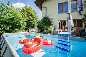 einem Pool mit aufblasbarem Floß in der Unterkunft Gästehaus Wechselberger in Steinach am Brenner