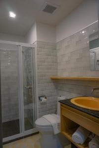 W łazience znajduje się prysznic, toaleta i umywalka. w obiekcie Ago Hotel Chinatown w mieście Bangkok