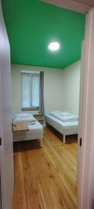 una camera con due letti e un soffitto verde di Guest House Bolnisi - Duplex apartment a Bolnisi