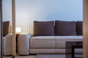 una sala de estar con un sofá y una mesa en Coresi rezidence & suites, en Brasov