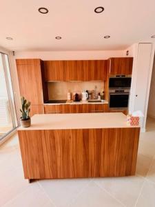 תמונה מהגלריה של Nest with sea view in Antibes באנטיב