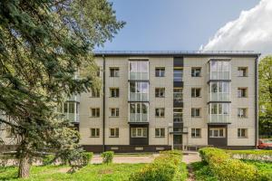 een appartementencomplex met bomen op de voorgrond bij Bright Apartment near the Mall in Kaunas