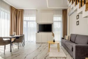 una sala de estar con un sofá y una mesa en Vytauto 226, en Palanga