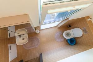 Un baño con inodoro, lavabo y ventana. en Vytauto 226, en Palanga 15 fotos más