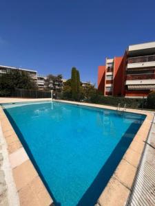 תמונה מהגלריה של Nest with sea view in Antibes באנטיב