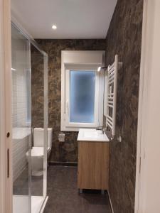 bagno con lavandino, servizi igienici e finestra di Preciosa Habitación a 10 min del centro de Bilbao H2 a Bilbao