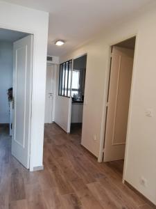 Zdjęcie z galerii obiektu Condo with direct access to the beach w Hyères