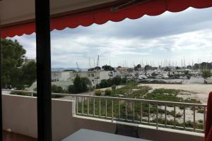 Zdjęcie z galerii obiektu Condo with direct access to the beach w Hyères