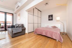 sypialnia z łóżkiem i kanapą w obiekcie Luxury Suites - Rotermann City w Tallinnie
