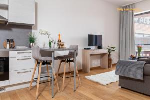 kuchnia ze stołem i krzesłami w pokoju w obiekcie Luxury Suites - Rotermann City w Tallinnie