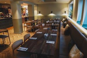 una fila di tavoli e sedie in un ristorante di Victoria Apartments - Fredrikstad a Fredrikstad