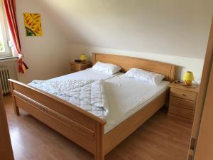 una camera da letto con letto, lenzuola e cuscini bianchi di 5-Langeoog a Dornum