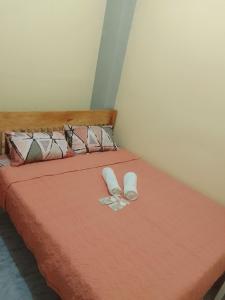 Una cama con dos tazas de poliestireno. en Dad's Place lodge and restaurant 
