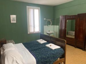 una camera con letto, lavandino e specchio di Leon doro a Parma