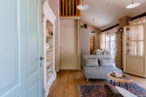 un soggiorno con un divano e un tavolo di Roero House a Magliano Alfieri