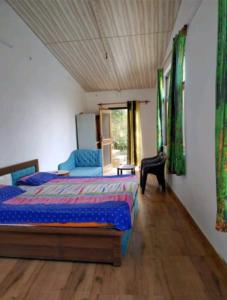 ビムタルにあるSunshine yellow Jungle cottageのベッドルーム1室(ベッド2台付)が備わります。