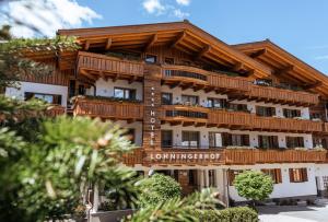 ein Gebäude mit Holzbalkonen darüber in der Unterkunft Hotel Lohningerhof in Maria Alm am Steinernen Meer