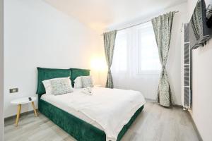 Un pat sau paturi într-o cameră la Sunny Home Apartment Nord10 Pool & Playground +32 fotografii