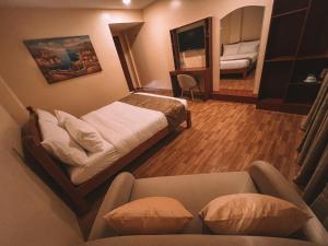 Rúm í herbergi á Rufana Suites