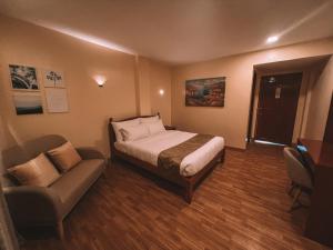 Rúm í herbergi á Rufana Suites