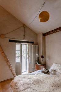 una camera da letto con un letto grande e una finestra di Roero House a Magliano Alfieri