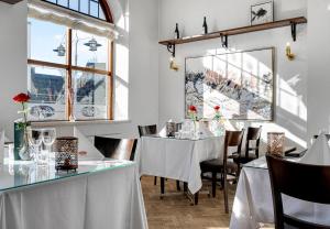 Restoran või mõni muu söögikoht majutusasutuses Hotel Phønix Brønderslev