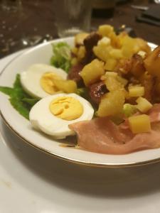 un plato de comida con huevos y verduras en una mesa en La Parenthèse, en Sambin