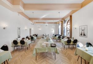 Restoran või mõni muu söögikoht majutusasutuses Hotel Phønix Brønderslev