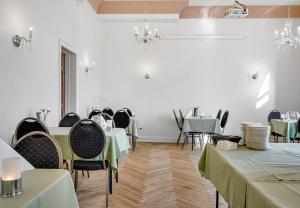 Restoran või mõni muu söögikoht majutusasutuses Hotel Phønix Brønderslev