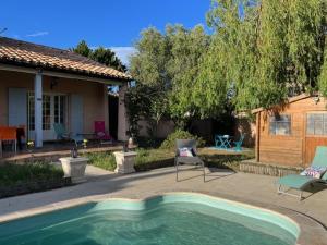 dom z basenem na dziedzińcu w obiekcie Jolie Maison Piscine 8 mn à Pied du centre et Plage w mieście Canet-en-Roussillon