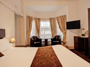 Llit o llits en una habitació de The Waverley Hotel