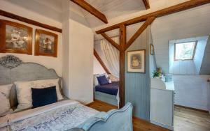 ein Schlafzimmer mit einem Bett in einem Zimmer mit einem Fenster in der Unterkunft Statek Polzov in Polžov