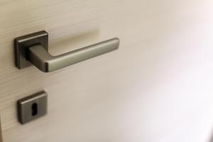 metalowa klamka na drzwiach w obiekcie SanvitoTour - Appartamenti Il Mulino w mieście San Vito lo Capo