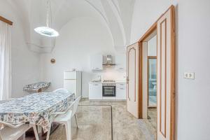 Η κουζίνα ή μικρή κουζίνα στο Appartamento climatizzato al centro del paese con balcone panoramico