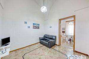 Μια τηλεόραση ή/και κέντρο ψυχαγωγίας στο Appartamento climatizzato al centro del paese con balcone panoramico