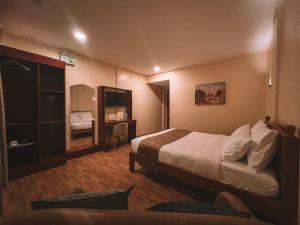Rúm í herbergi á Rufana Suites