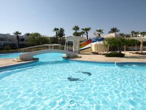 una piscina con un puente en el agua en Monte Carlo Sharm Resort & Spa, en Sharm El Sheikh