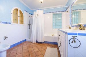 A bathroom at Finca Santa Maria Near Palma