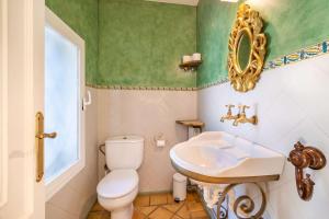 A bathroom at Finca Santa Maria Near Palma