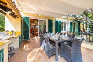 A restaurant or other place to eat at Finca Santa Maria Near Palma