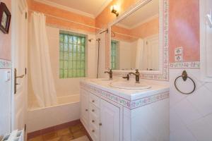 A bathroom at Finca Santa Maria Near Palma