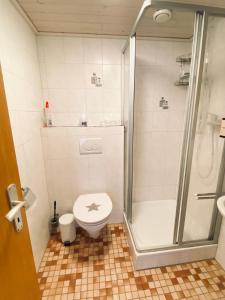 ein Bad mit einer Dusche, einem WC und einer Dusche in der Unterkunft FEWO Vanessa in Willingen