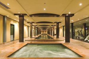 シドニーにあるDarling Harbour Studio w Pool Sauna Gym Jacuzziの柱のある建物内の大型スイミングプール